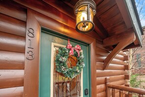 Exterior detail - Bear Path Lodge - Hot Tub, Fireplace, Game Room, Minutes to Gburg, Wooded Views (Gatlinburg)