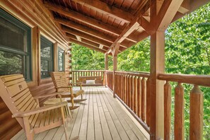 Terrace/patio - Bear Path Lodge - Hot Tub, Fireplace, Game Room, Minutes to Gburg, Wooded Views (Gatlinburg)
