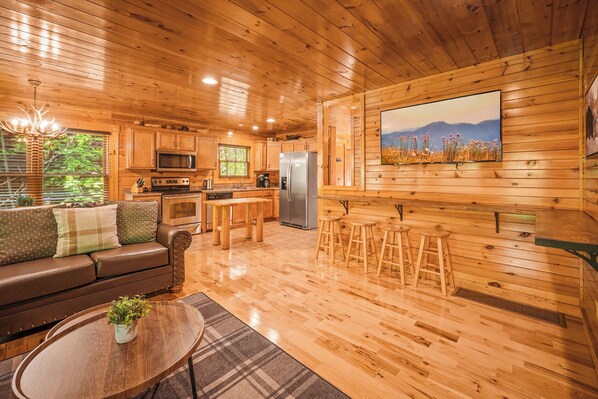 Interior - Bear Path Lodge - Hot Tub, Fireplace, Game Room, Minutes to Gburg, Wooded Views (Gatlinburg)