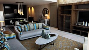 Una sala de estar moderna con un sofá, una mesa de centro y elementos decorativos.