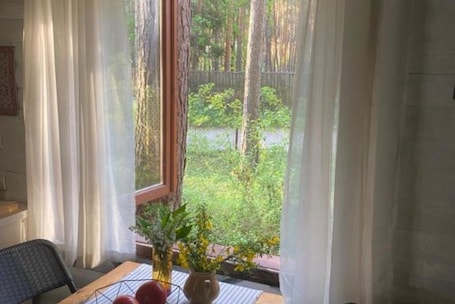 Interior. Przytulny domek w lesie 7 min od rzeki