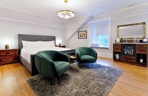 Dobbeltrom – deluxe, 1 kingsize-seng, privat bad, bassengutsikt | Strykejern/-brett og wi-fi (inkludert)