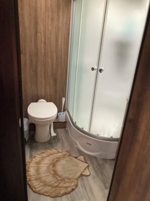 Regadera, toallas, jabón, papel de baño 