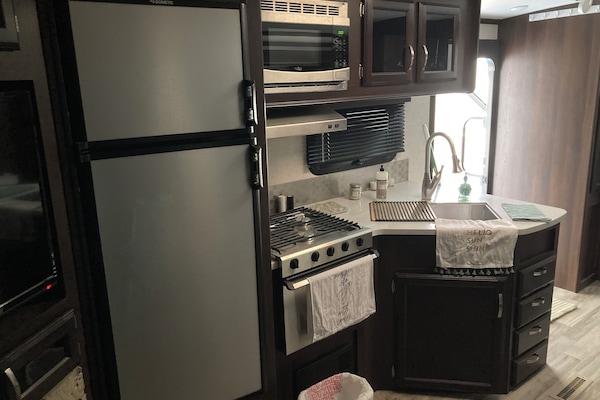 Réfrigérateur, micro-ondes, four, plaque de cuisson