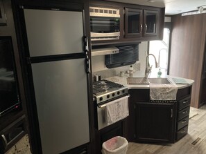 Kylskåp, mikrovågsugn, ugn och spishäll