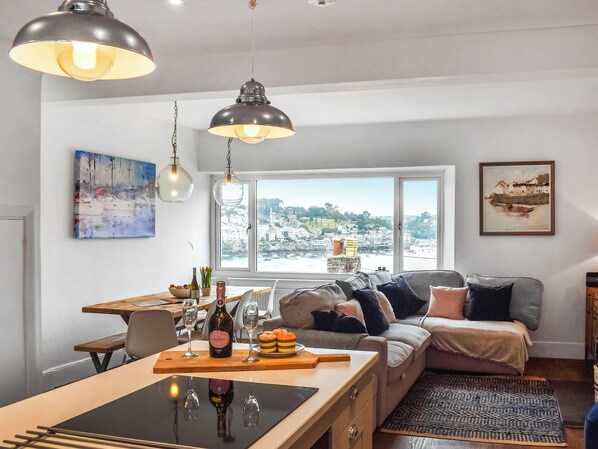 Fireplace - A beautiful period townhouse, just a short walk from Polruan harbour. (Fowey)