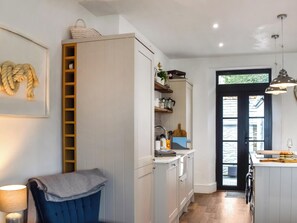 Dishwasher, high chair - A beautiful period townhouse, just a short walk from Polruan harbour. (Fowey)