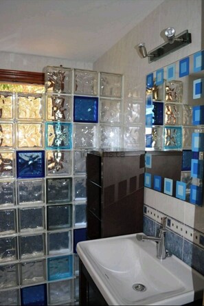 Serviettes fournies, savon, shampoing, papier toilette