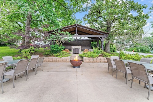 6 bedroom close to The Branson Landing! Hot tub!