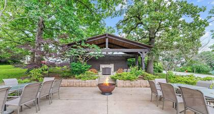 6 bedroom close to The Branson Landing! Hot tub!