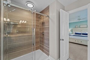 Dusche, Handtücher, Seife, Toilettenpapier