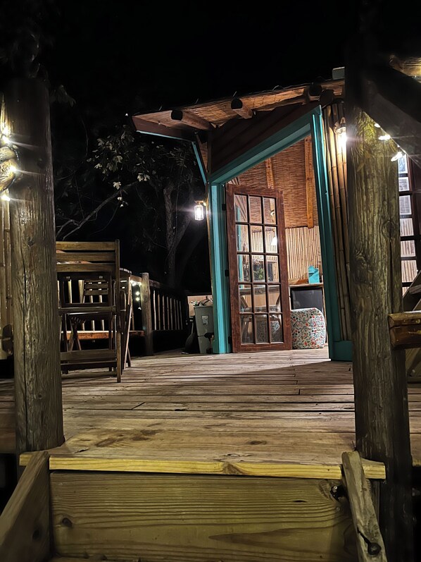 Terrace/patio - Cozy Treehouse on Lake Conroe w/firepit/kayaks (Willis)