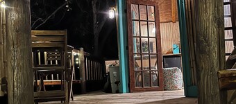 Cozy Treehouse on Lake Conroe w/firepit/kayaks