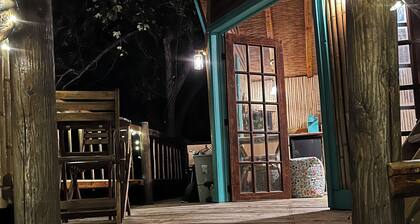 Cozy Treehouse on Lake Conroe w/firepit/kayaks