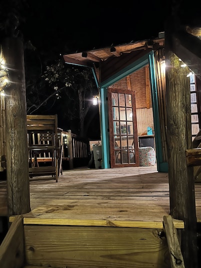 Cozy Treehouse on Lake Conroe w/firepit/kayaks