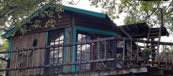 Cozy Treehouse on Lake Conroe w/firepit/kayaks
