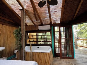 1 bedroom, Internet, bed sheets - Cozy Treehouse on Lake Conroe w/firepit/kayaks (Willis)