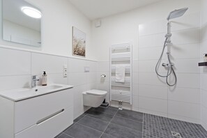 Sèche-cheveux, serviettes fournies, savon, shampoing