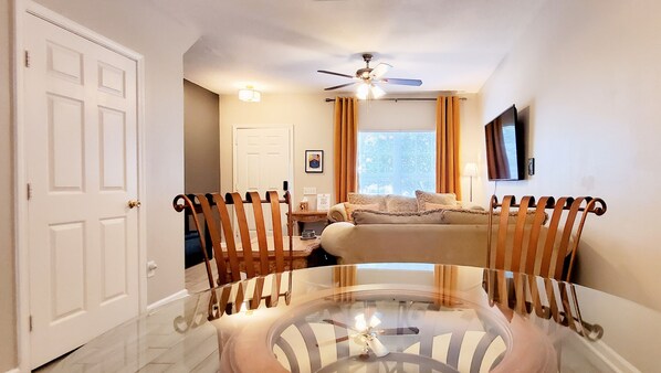 Interior - 10 Min. to Everbank Stadium, Made for Working Professionals, 15 Min. to Mayport (Jacksonville)