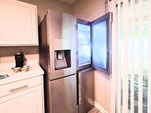 Fridge, microwave, oven, stovetop - Charming 30+ Day Stay 2-bedroom townhome with WiFi, AC in fabulous Jacksonville (Jacksonville)