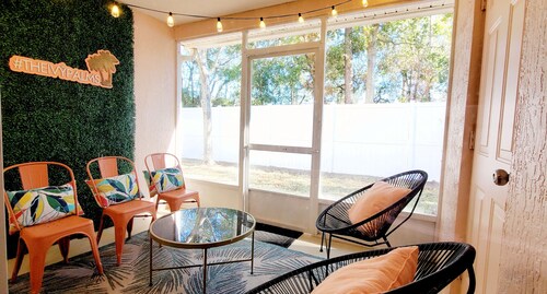 10 Min. to Everbank Stadium, Made for Working Professionals, 15 Min. to Mayport