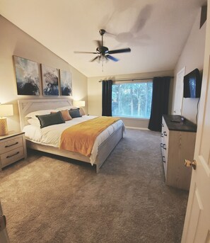 2 bedrooms, desk, iron/ironing board, free WiFi - Charming 30+ Day Stay 2-bedroom townhome with WiFi, AC in fabulous Jacksonville (Jacksonville)