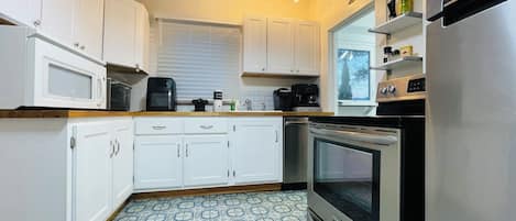 Réfrigérateur, four à micro-ondes, un four, surface de cuisson