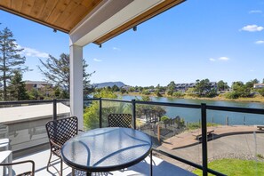Outdoor dining - Seaside Waterfront condo (Seaside)