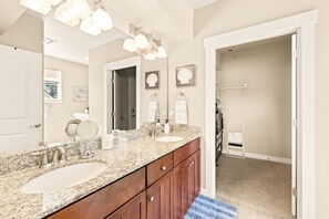 Shower, jetted bath, hair dryer, towels