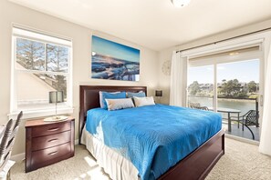 2 bedrooms, desk, iron/ironing board, travel cot - Seaside Waterfront condo (Seaside)