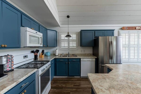 Refrigerador, microondas, horno, placa de cocina