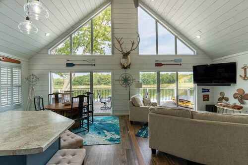 Insta-worthy Rock River cabin