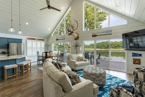 Insta-worthy Rock River cabin