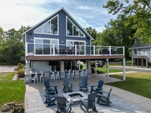 Outdoor dining - Insta-worthy Rock River cabin (Byron)