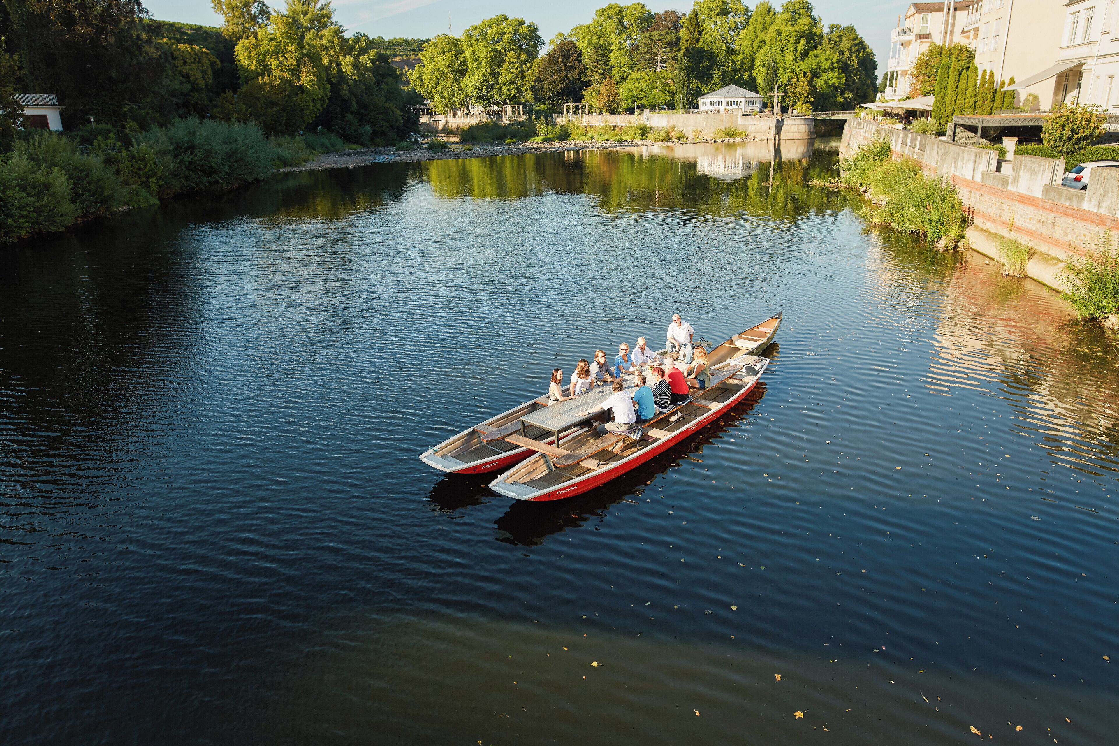 Un étroit canal navigable où un bateau à rames transporte des passagers.
