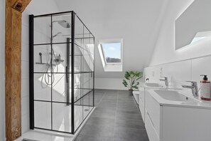 Sèche-cheveux, serviettes fournies, savon, shampoing