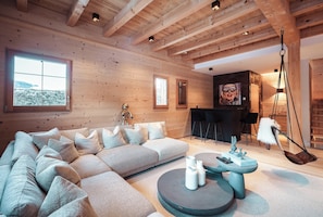 Een televisie en een open haard