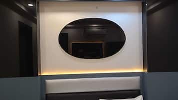 Roupas de cama premium, escrivaninha, ferros/tábuas de passar roupa