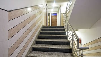 Quarto casal luxo, vista para a cidade | Área de estar | TV LED, livros, monitores de computador, impressoras