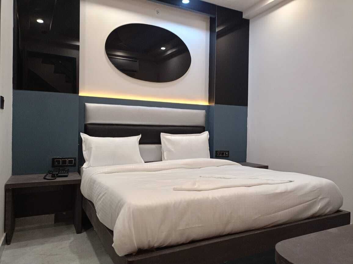 Premium bedding, desk, iron/ironing board, free WiFi