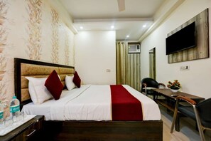 Habitación doble Deluxe, vista a la ciudad | 1 habitación, ropa de cama de alta calidad y escritorio