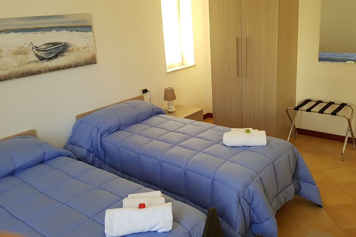 Habitación clásica con 1 cama matrimonial o 2 individuales | 2 habitaciones, caja de seguridad en la habitación y escritorio