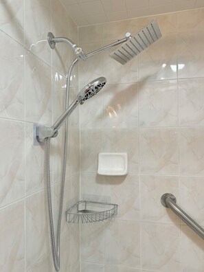 Haartrockner, Handtücher, Toilettenpapier