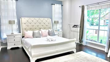 5 habitaciones, escritorio, tabla de planchar con plancha y wifi