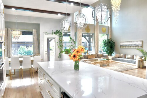 Luxurious Oasis in Frisco with Heated Pool, Jacuzzi, Media Room &Grill.