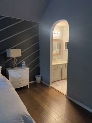 5 bedrooms, desk, iron/ironing board, WiFi