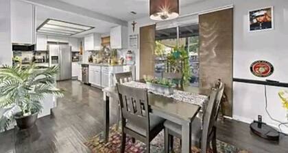 Charming 3-bedroom house with WiFi and AC in Lancaster, Lake LA area...