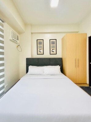 Iron/ironing board, bed sheets, wheelchair access