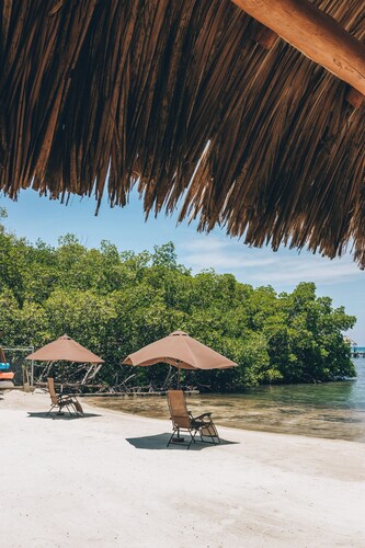 Spacious 5-bedroom beachfront home with AC centrally located in Roatan.