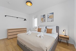 2 habitaciones, tabla de planchar con plancha y cuna de viaje